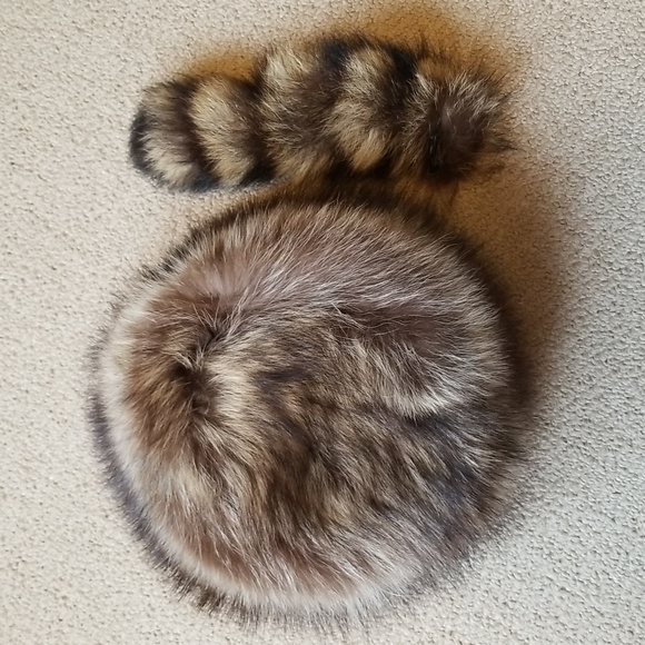 Crown Cap Racoon Fur Hat - Picture 14 of 14